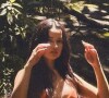 Juliette curte cachoeira com biquíni laranja