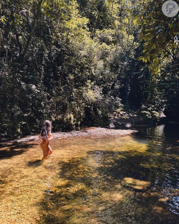 Aproveitando um dia de folga, Juliette se jogou em uma cachoeira