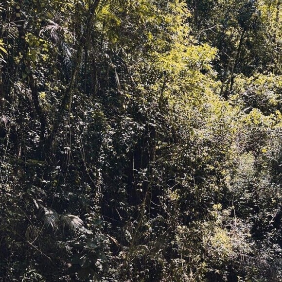 Aproveitando um dia de folga, Juliette se jogou em uma cachoeira