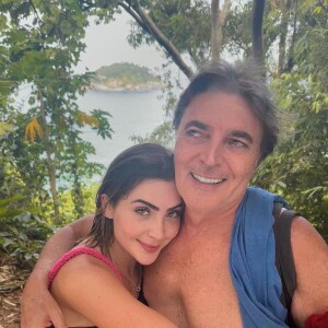 Jade Picon fez uma trilha no Rio de Janeiro acompanhada do pai