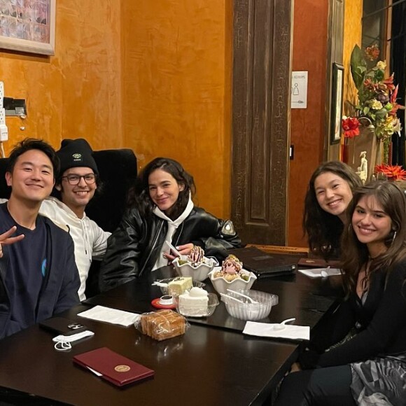 Bruna Marquezine e Xolo Maridueña voltaram a aparecer juntos em fotos publicadas pelo ator Joe Seo