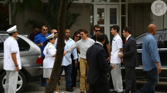 Tom Cruise deixa o hotel Copacabana Palace no Rio de Janeiro