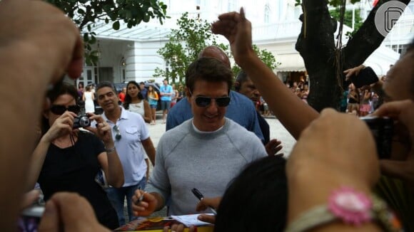 Tom Cruise dá autógrafos ao fãs no Rio