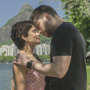 Caíque (Thiago Fragoso) e Leonor (Vanessa Giácomo) se encontram com frequência na Lagoa, na novela 'Travessia'