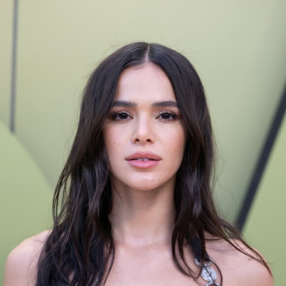 Bruna Marquezine elegeu top decotado com efeito de cone para desfile da Versace