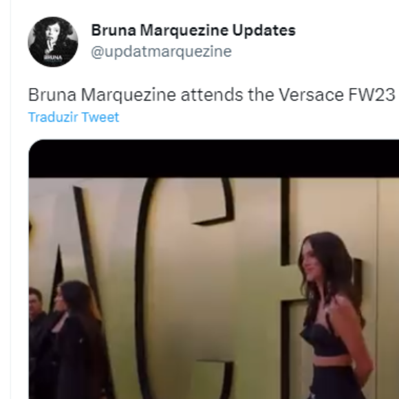 Bruna Marquezine elegeu minissaia para desfile da Versace