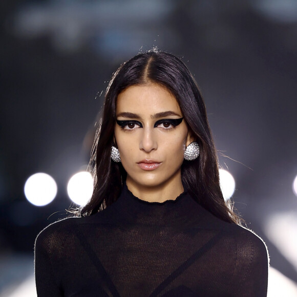 O desfile da Versace trouxe peças bem semelhantes às que Bruna Marquezine exibiu no red carpet