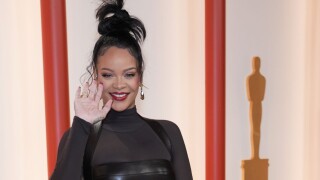 Rihanna no Oscar 2023: Cantora destaca barriguinha de grávida e arrasa em look transparente. Fotos!