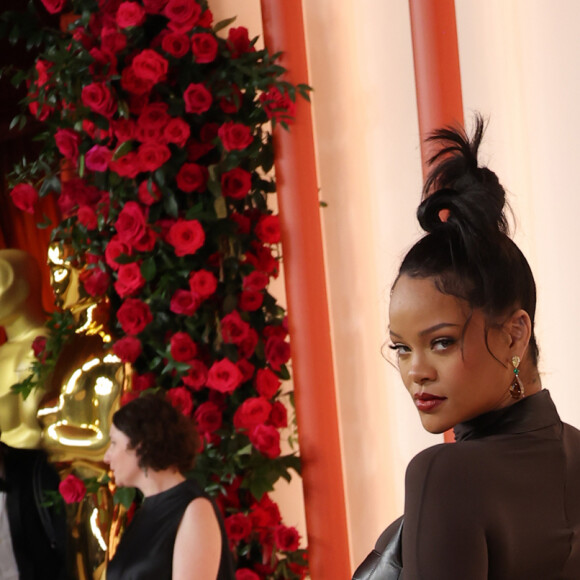 Rihanna escolheu um look todo preto deslumbrante
