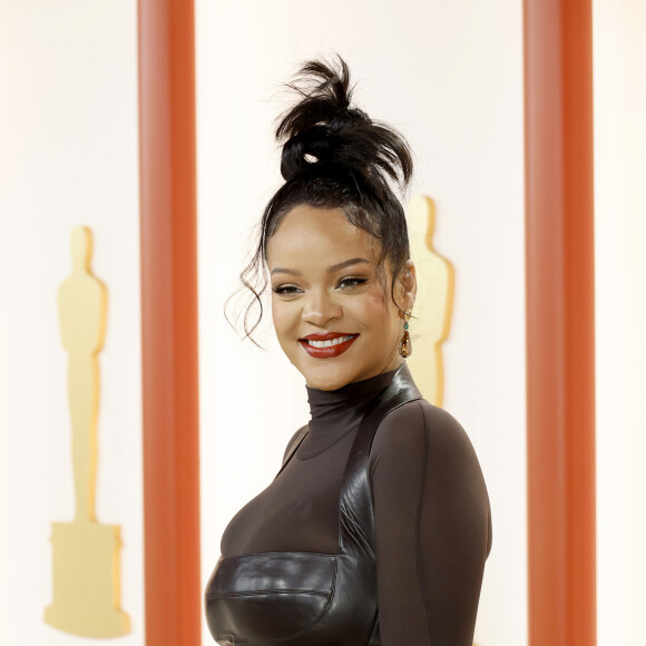 Transparência no look exaltou barriguinha de grávida de Rihanna
