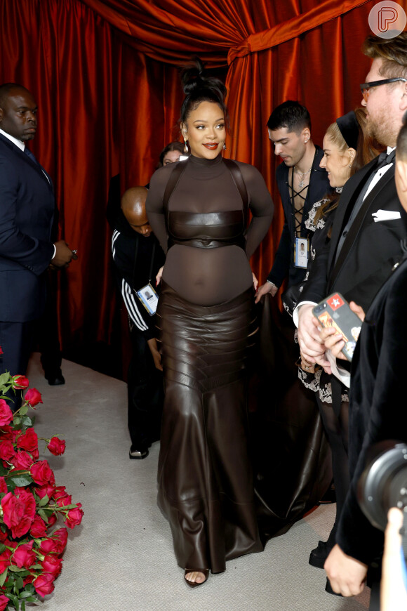 Rihanna esnabjou sorrisos no Oscar e cumprimentou fotógrafos
