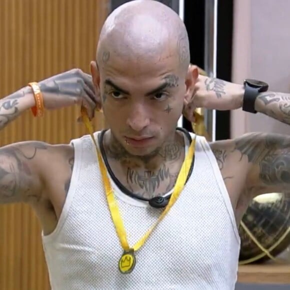 MC Guimê surgiu completamente careca