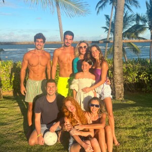 Marina Ruy Barbosa e Enzo Celulari foram vistos juntos pela primeira vez em viagem com amigos