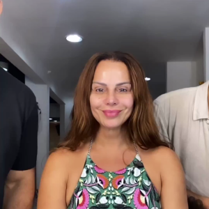 Viviane Araujo surgiu de cara limpa nos bastidores da campanha