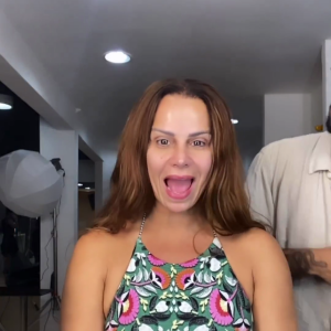 Sem maquiagem, Viviane Araujo exibiu o passo a passo da produção para a campanha