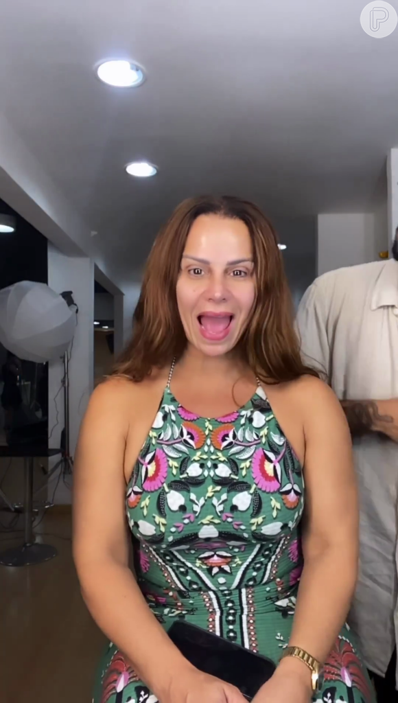 Sem maquiagem, Viviane Araujo exibiu o passo a passo da produção para a campanha