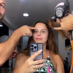 Viviane Araujo fez uma superprodução de maquiagem e cabelo para campanha publicitária