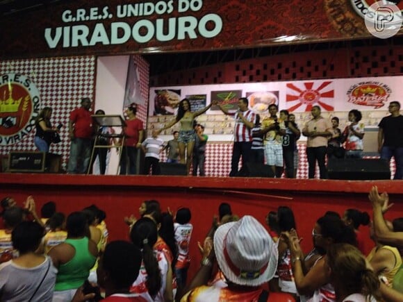 Carol Nakamura participou do ensaio da Viradouro, que este ano volta a desfilar no grupo especial do Carnaval do Rio