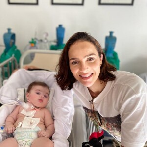 Maria Guilhermina, filha de Juliano Cazarré: a cirurgia pós-parada cardíaca durou seis horas e correu tudo bem. No entanto, uma lesão deixou a bebê temporariamente paralisada
