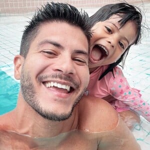 Arthur Aguiar explicou que não sabia da internação da filha