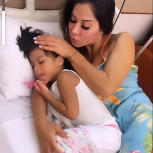 Maíra Cardi compatilhou momentos ao lado da filha no hospital nas redes sociais