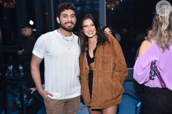 Ana Castela e Gustavo Mioto não se desgrudaram em festa de influenciadora