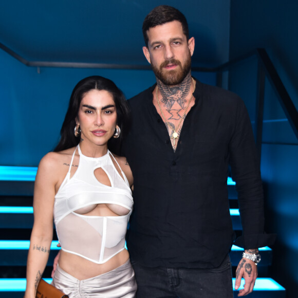 Cleo marcou presença na festa de Flavia Pavanelli acompanhada do marido