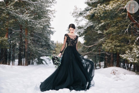 O vestido de noiva preto dá transmite poder de um jeito único para casamentos fora do tradicional