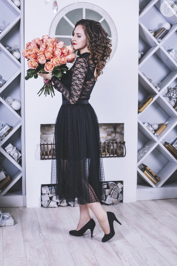 Vestido midi de noiva preto: o tule é um queridinho para deixar qualquer peça mais leve