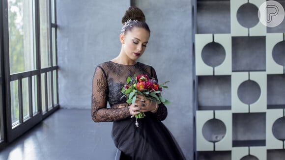 Vestido de noiva preto: tecidos como a renda deixam a peça mais romântica