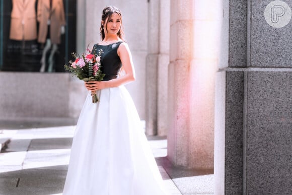 Vestido de noiva que mistura preto e branco é opção diferenciada e inovadora
