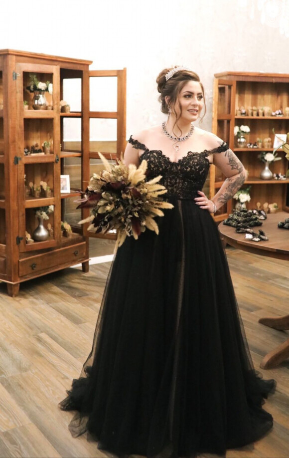 Essa noiva escolheu um vestido preto com modelagem romântica para subir ao altar