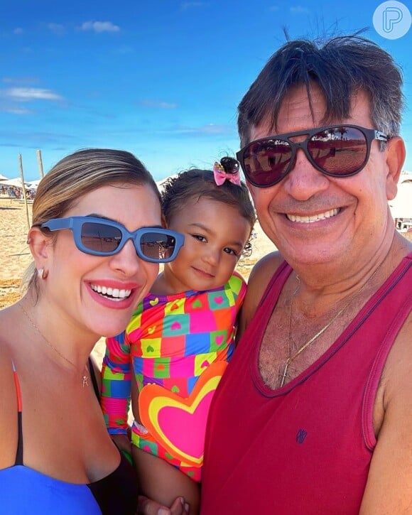 Lorena Improta posou com a filha e o pai em uma praia de Salvador