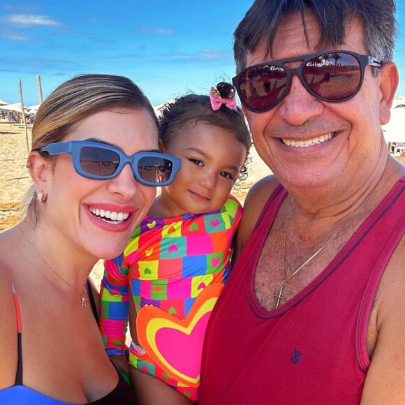 Lorena Improta posou com a filha e o pai em uma praia de Salvador