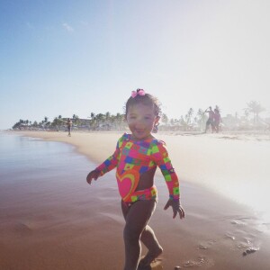 Filha de Lorena Improta e Léo Santana, Liz foi à praia pela primeira vez