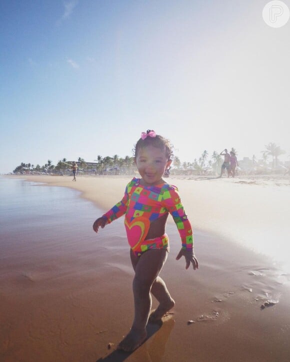 Filha de Lorena Improta e Léo Santana, Liz foi à praia pela primeira vez