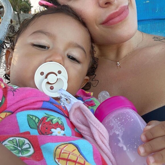 Depois de muitas brincadeiras na praia, Liz descansou no colo de Lorena Improta
