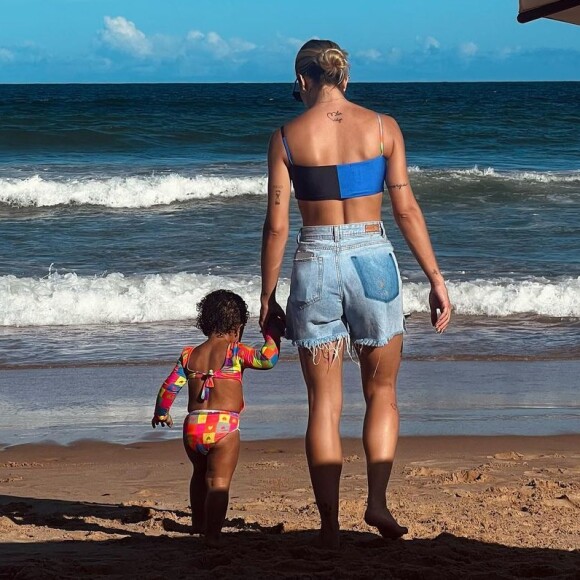 Lorena Improta contou que a filha amou a praia