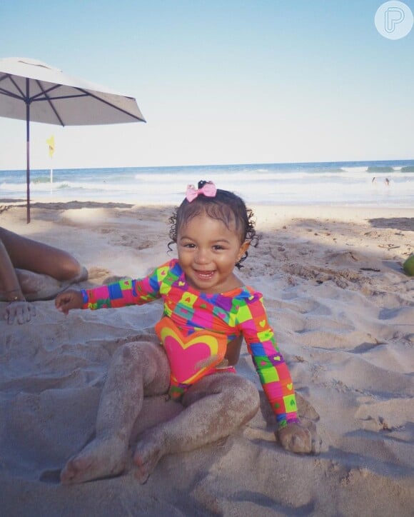 Filha de Lorena Improta e Léo Santana, Liz adorou brincar na areia