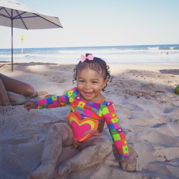 Filha de Lorena Improta e Léo Santana, Liz adorou brincar na areia