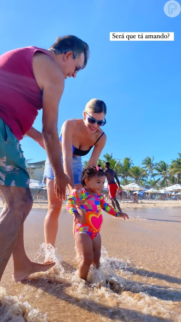 Liz foi à praia com a mãe, Lorena Improta, e o avô