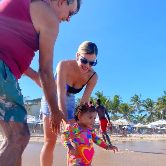 Liz foi à praia com a mãe, Lorena Improta, e o avô
