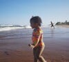 Liz, filha de Lorena Improta e Léo Santana, ficou encantana com o mar