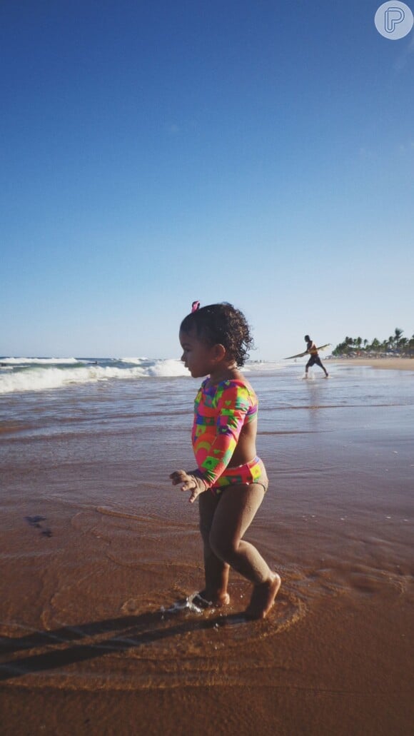 Liz, filha de Lorena Improta e Léo Santana, ficou encantana com o mar