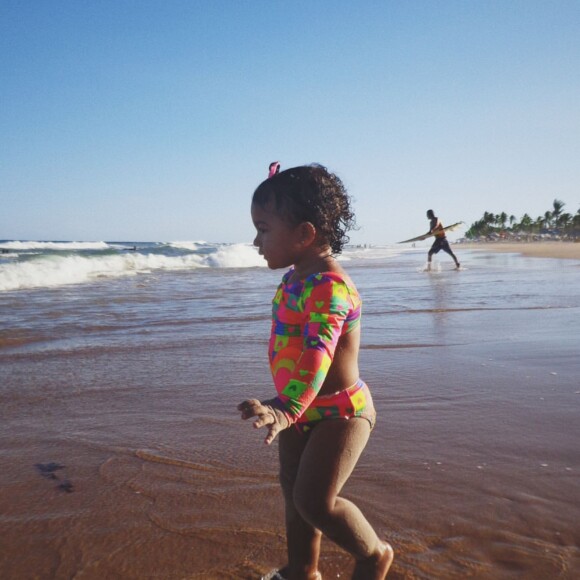 Liz, filha de Lorena Improta e Léo Santana, ficou encantana com o mar