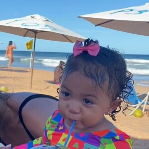Liz deu um show de fofura na praia com Lorena Improta