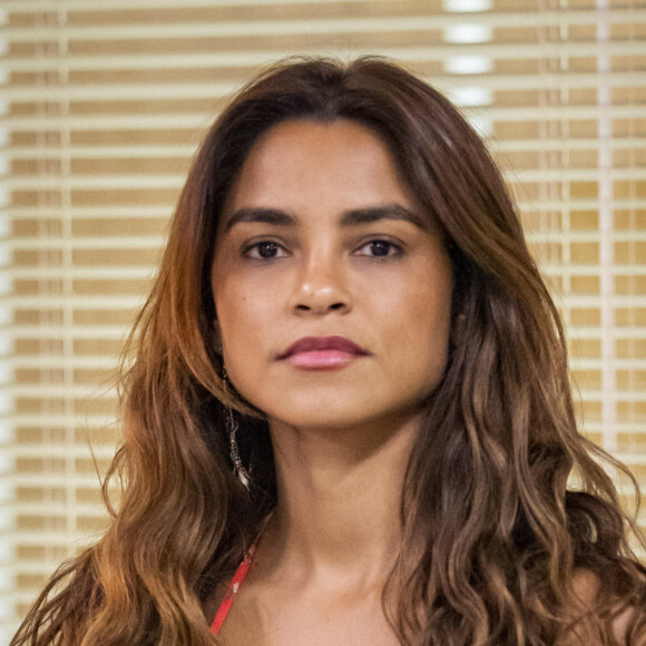 Brisa (Lucy Alves) fica chocada com outro resultado negativo da maternidade de Tonho (Vicente Alvite) na novela 'Travessia' no capítulo de quarta-feira 12 de abril de 2023
