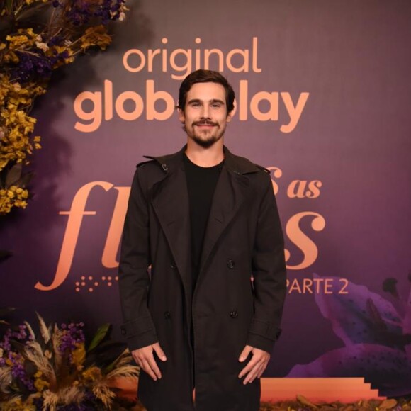 Nicolas Prattes voltou o vídeo no qual aparece nu na novela 'Todas as Flores' para confirmar que bunda era sua: 'Vi que aquela pinta é minha.... Não tem como!'