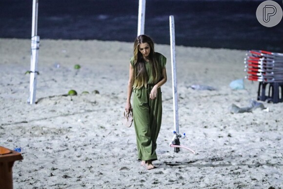 Patricia Poeta foi fotografada distraída enquanto caminhava na praia