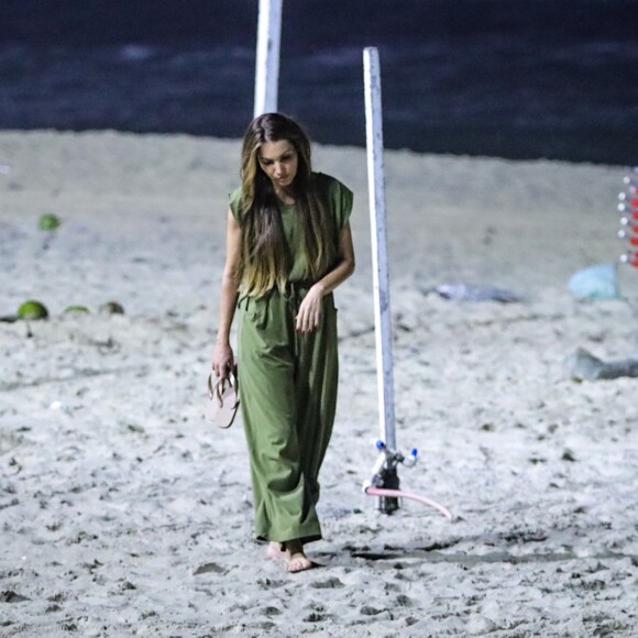 Patricia Poeta foi fotografada distraída enquanto caminhava na praia